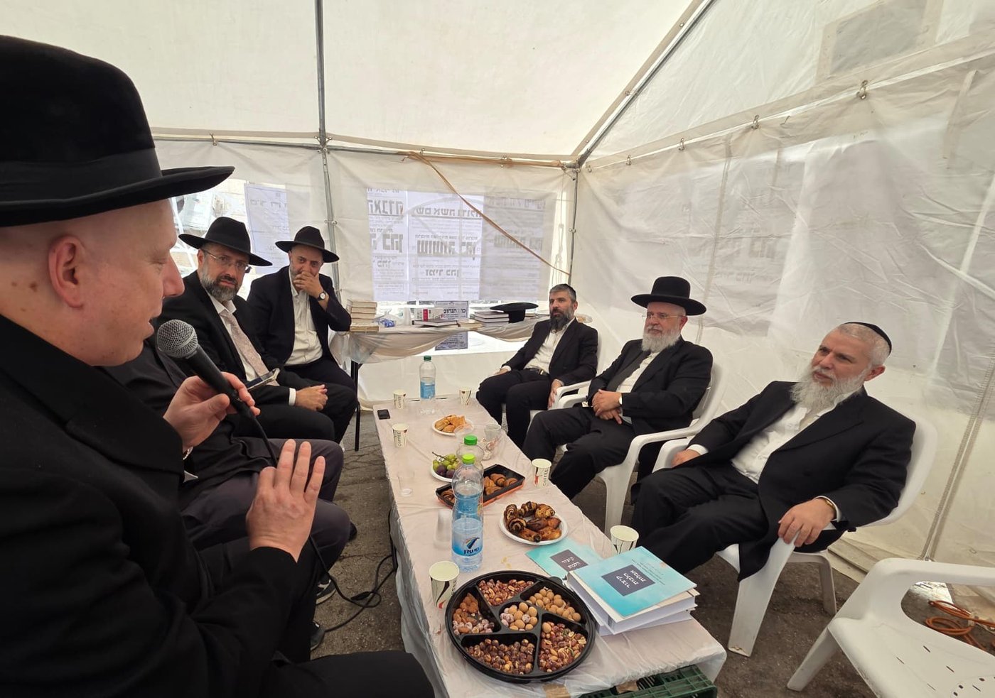ניחום אבלים אצל הרבנים לבית כהן | צילום: באדיבות המצלם