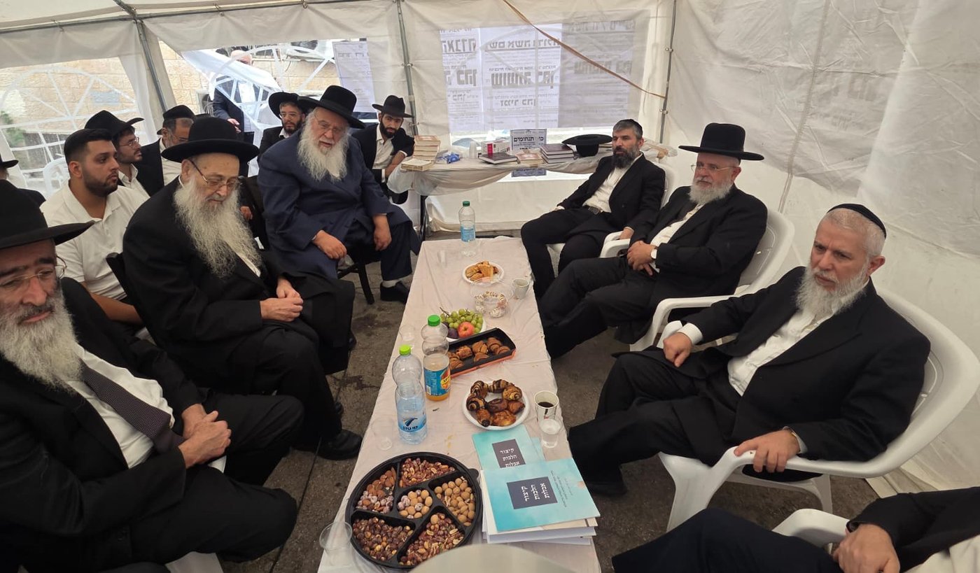 ניחום אבלים אצל הרבנים לבית כהן | צילום: באדיבות המצלם