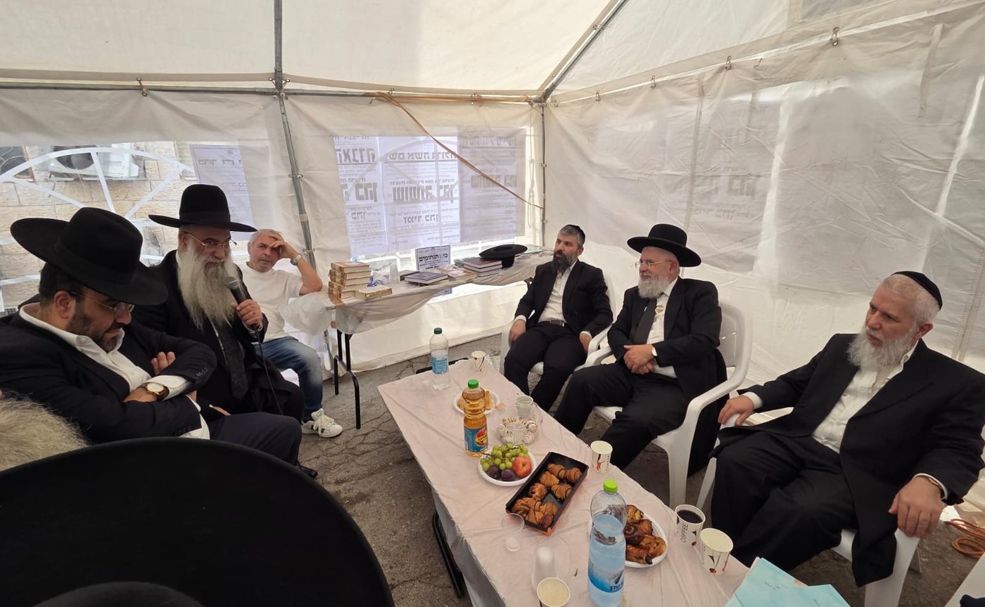 ניחום אבלים אצל הרבנים לבית כהן | צילום: באדיבות המצלם