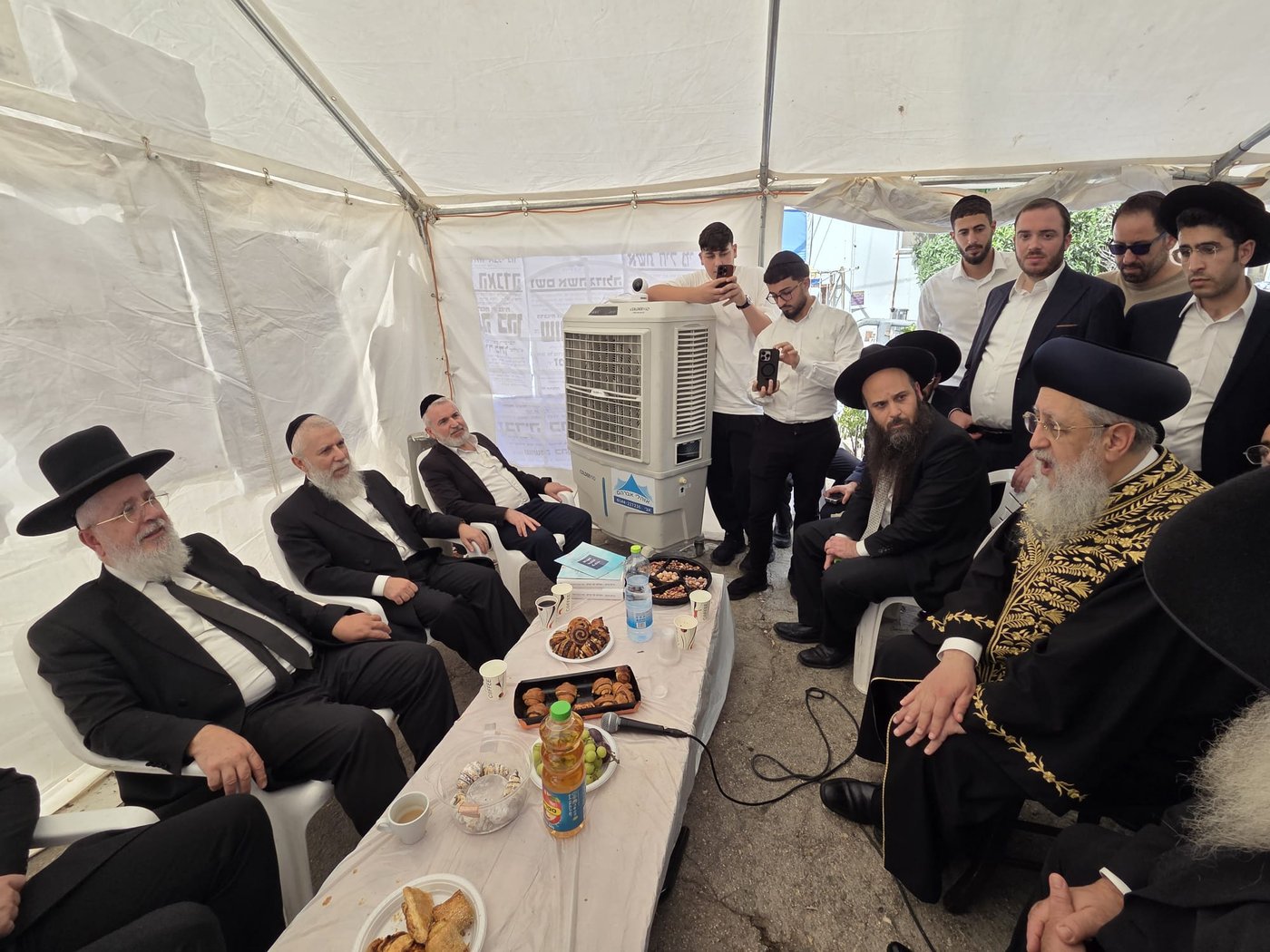 ניחום אבלים אצל הרבנים לבית כהן | צילום: באדיבות המצלם