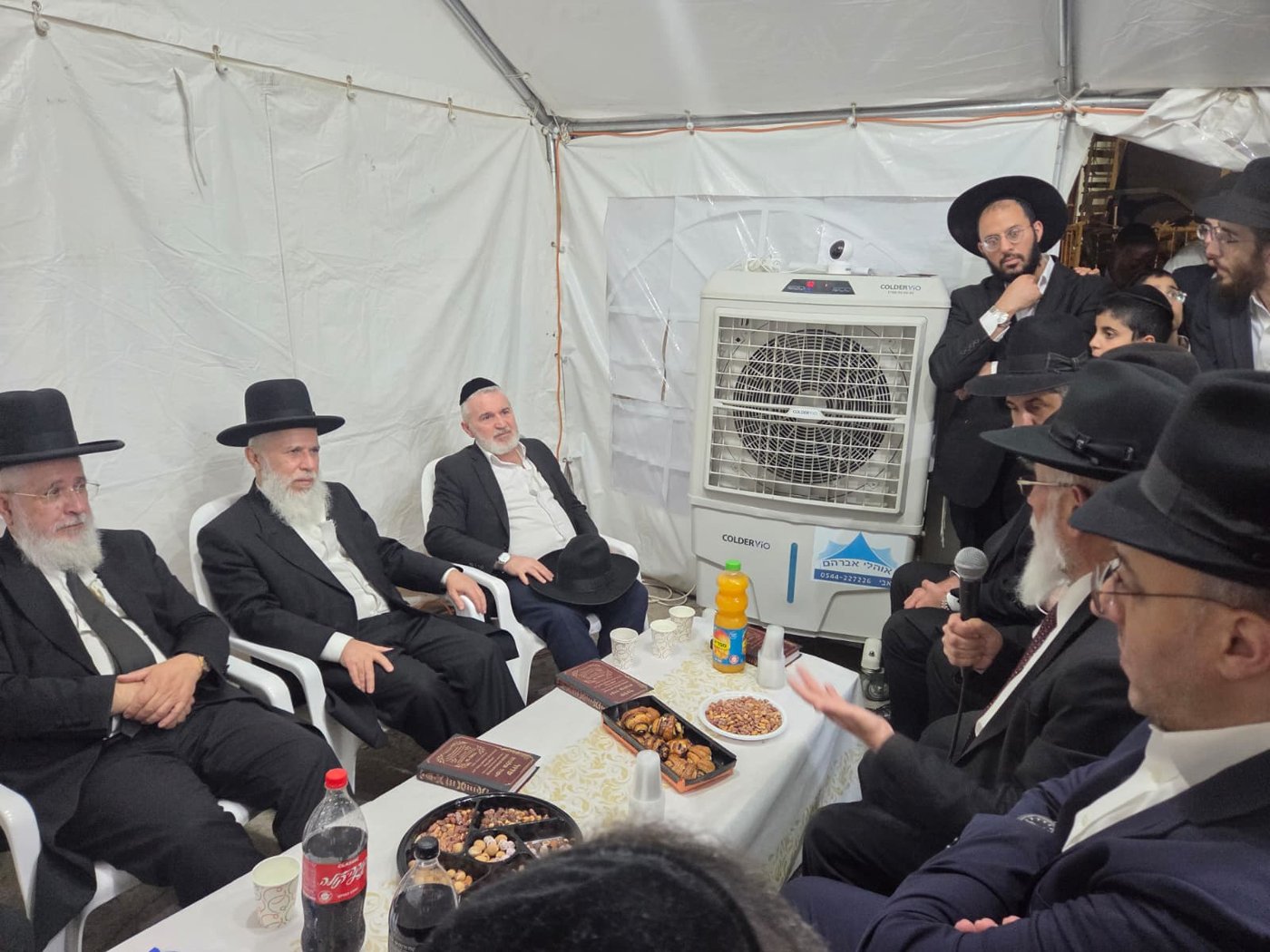 ניחום אבלים אצל הרבנים לבית כהן | צילום: באדיבות המצלם