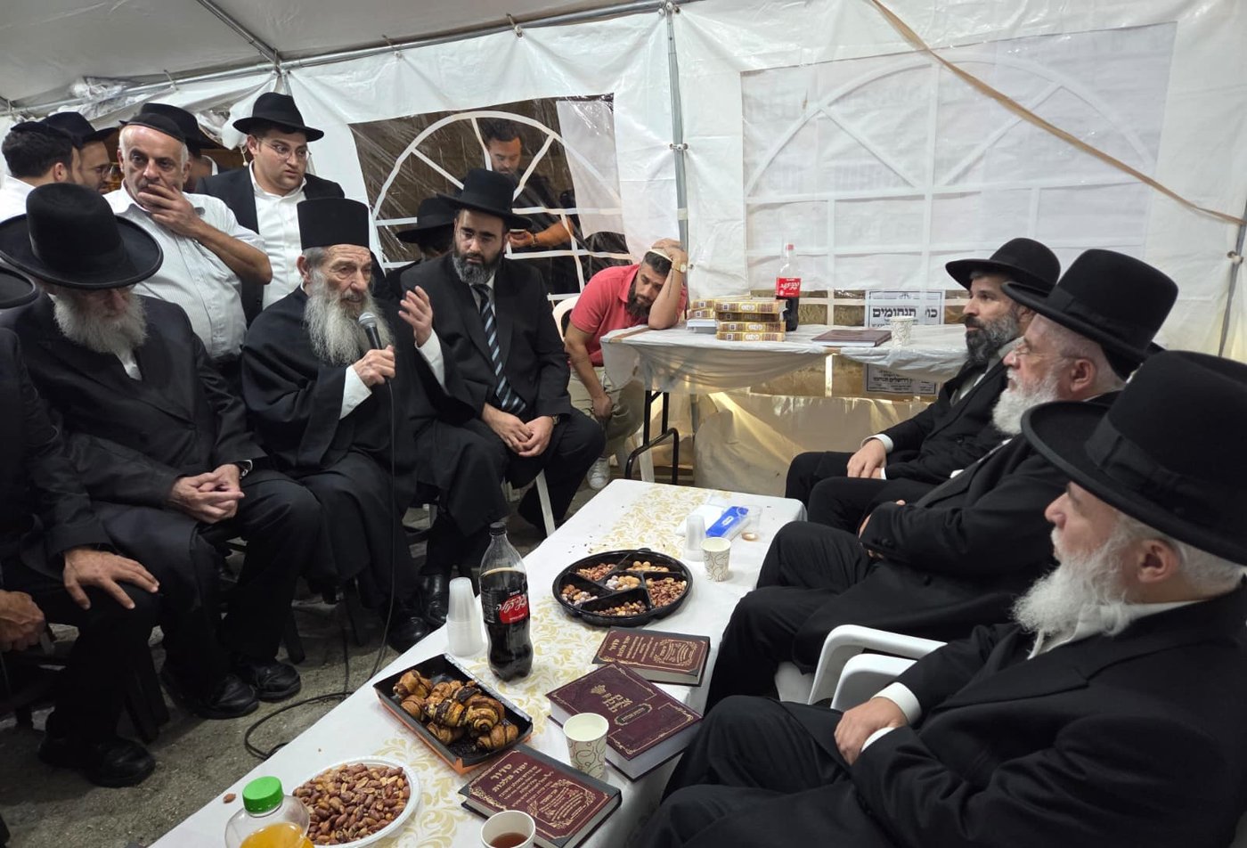 ניחום אבלים אצל הרבנים לבית כהן | צילום: באדיבות המצלם