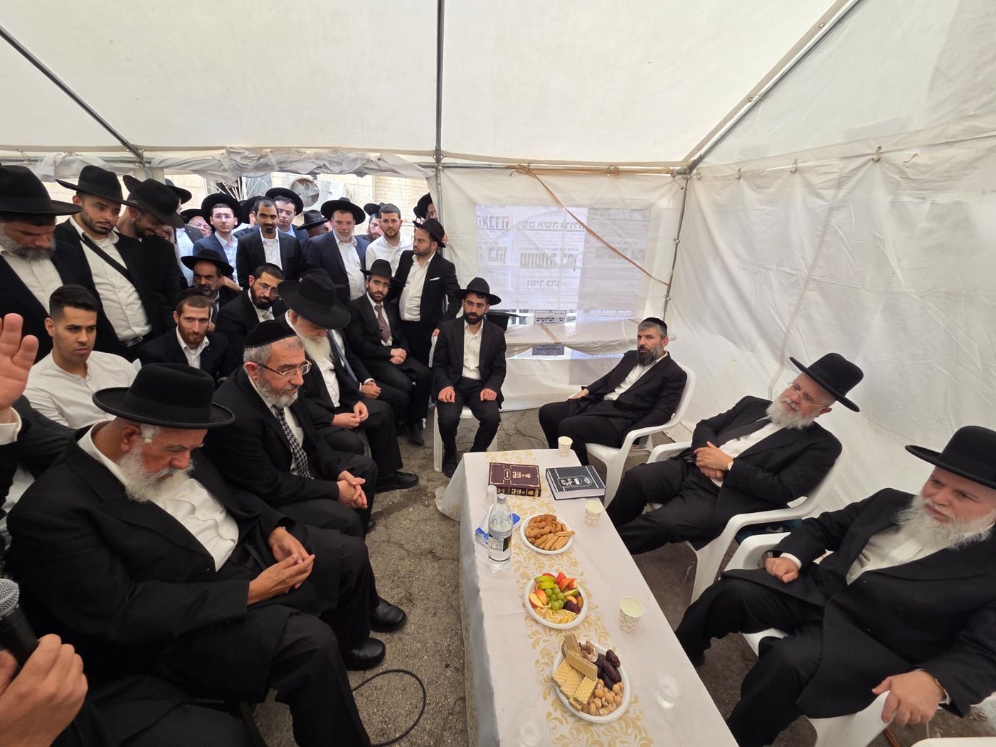 ניחום אבלים אצל הרבנים לבית כהן | צילום: באדיבות המצלם