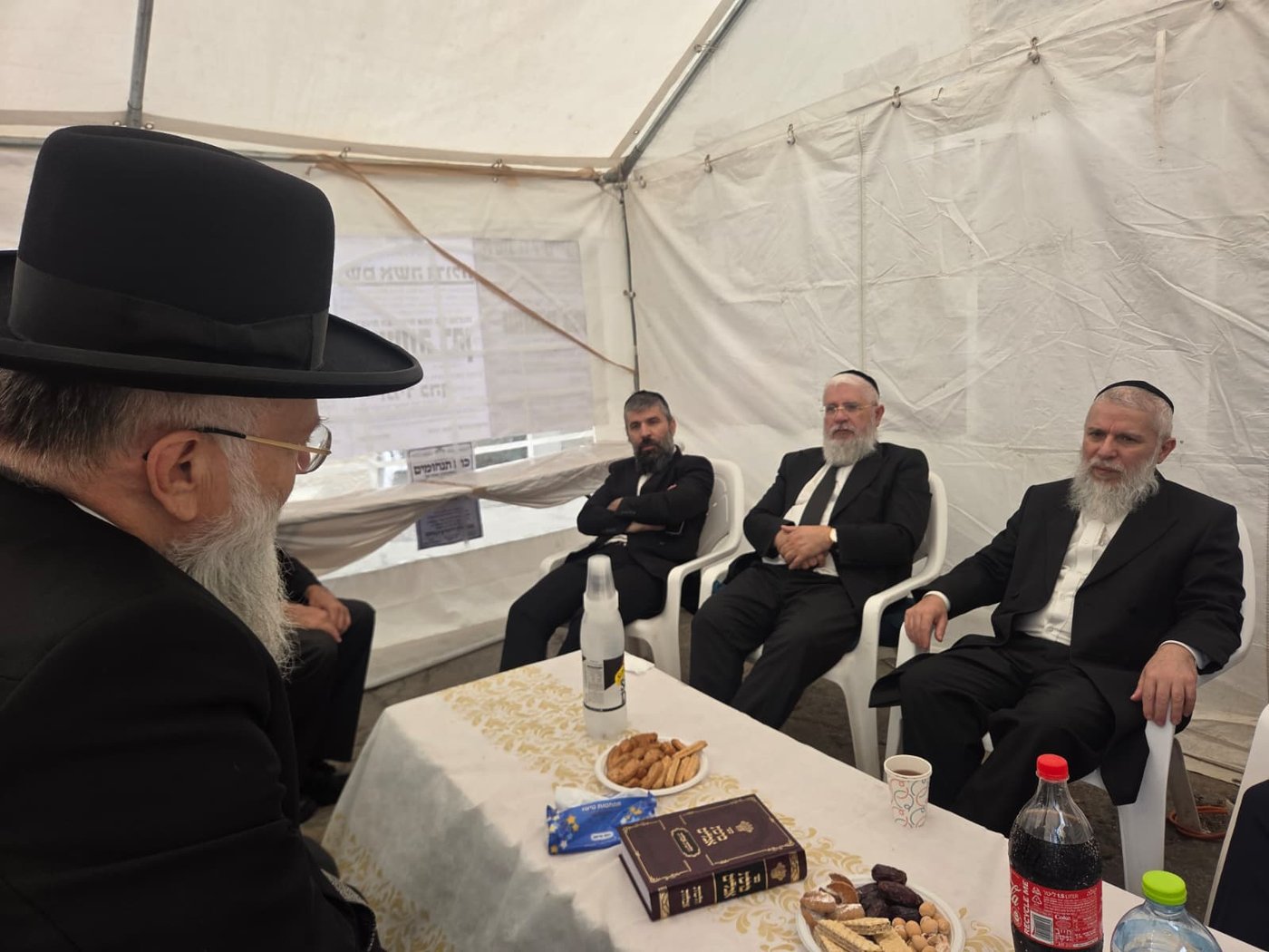 ניחום אבלים אצל הרבנים לבית כהן | צילום: באדיבות המצלם