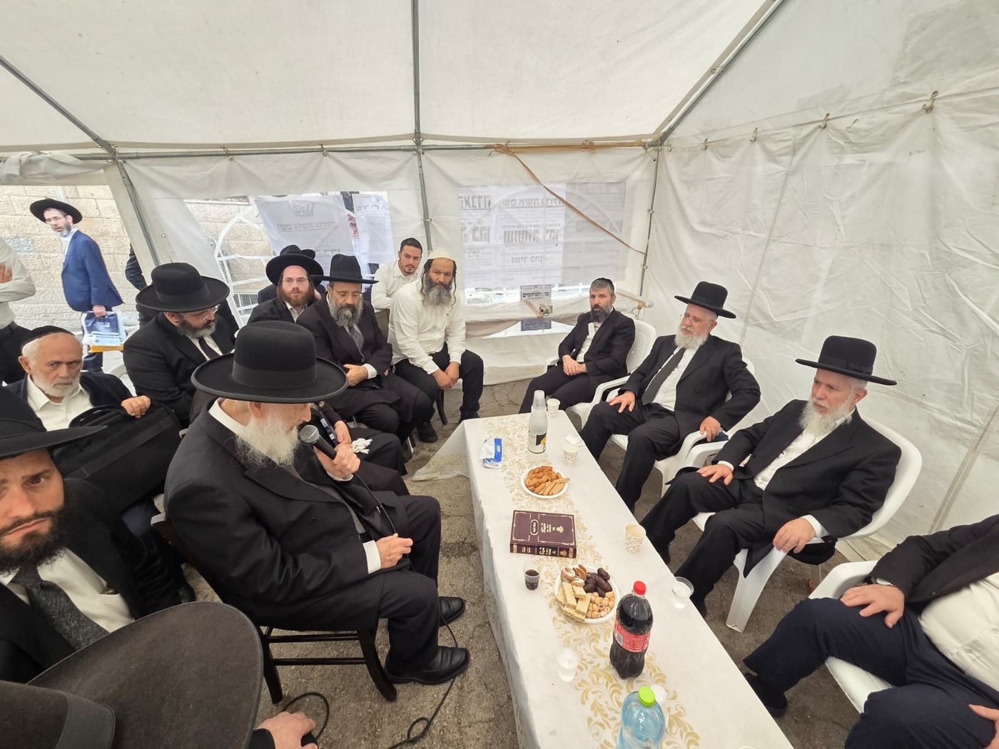ניחום אבלים אצל הרבנים לבית כהן | צילום: באדיבות המצלם
