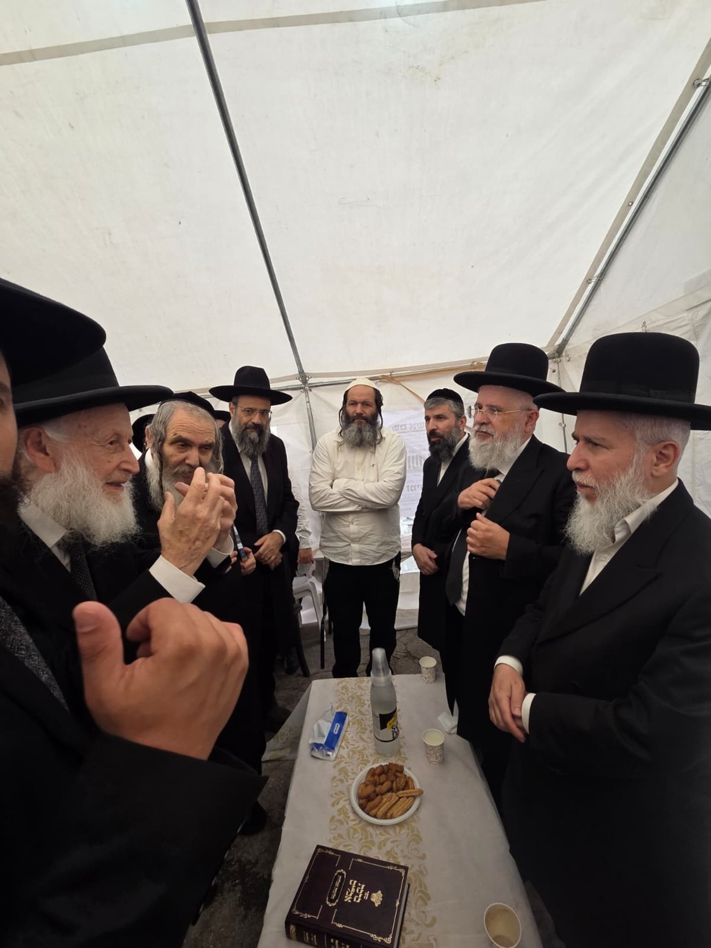 ניחום אבלים אצל הרבנים לבית כהן | צילום: באדיבות המצלם