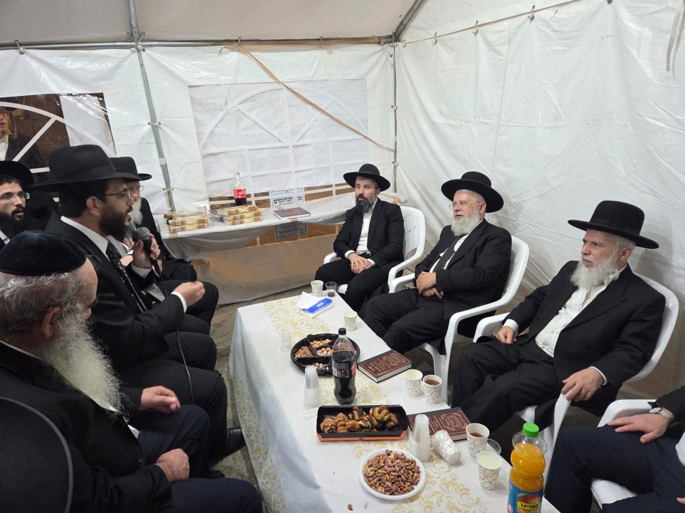 ניחום אבלים אצל הרבנים לבית כהן | צילום: באדיבות המצלם