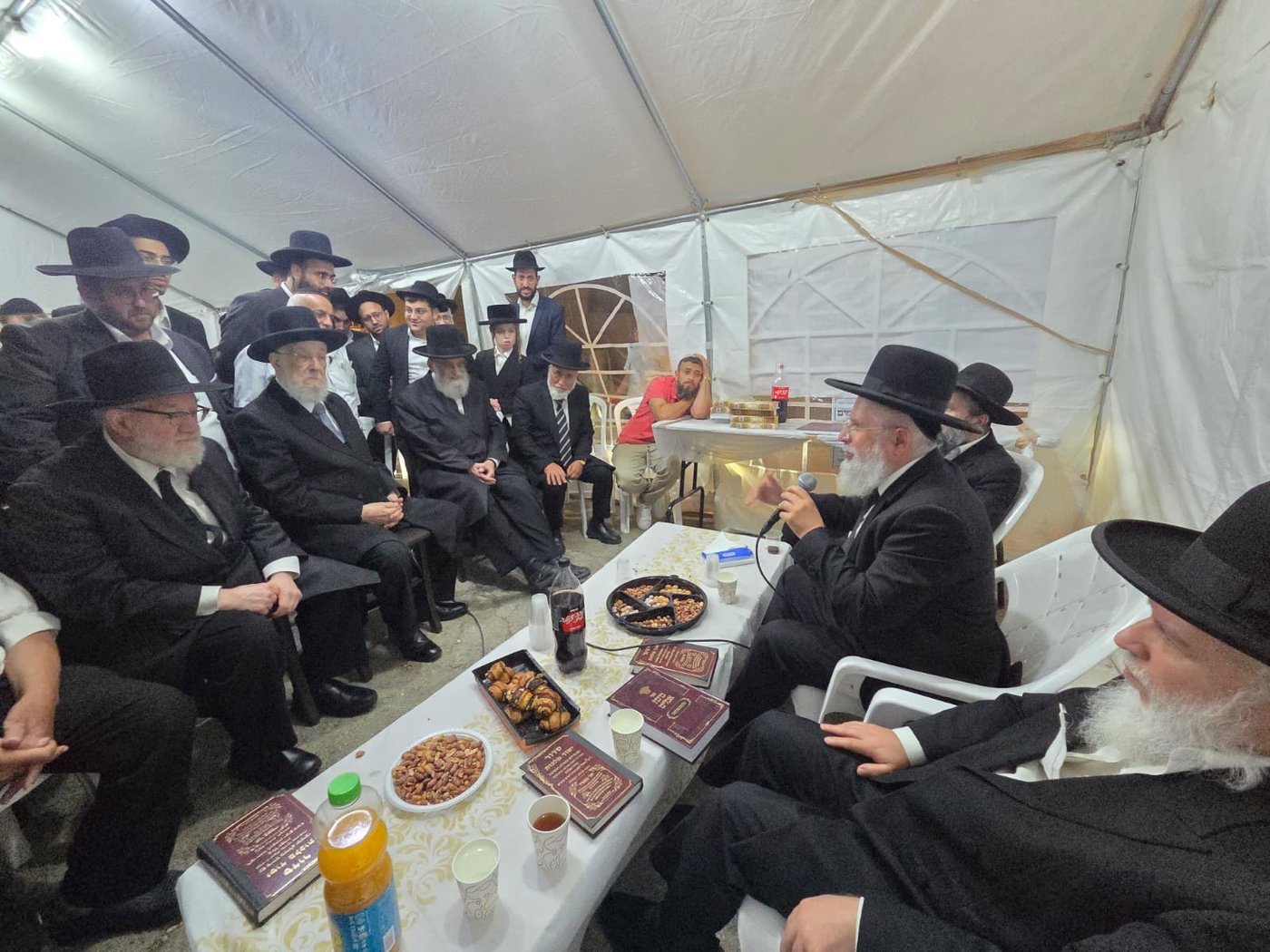ניחום אבלים אצל הרבנים לבית כהן | צילום: באדיבות המצלם