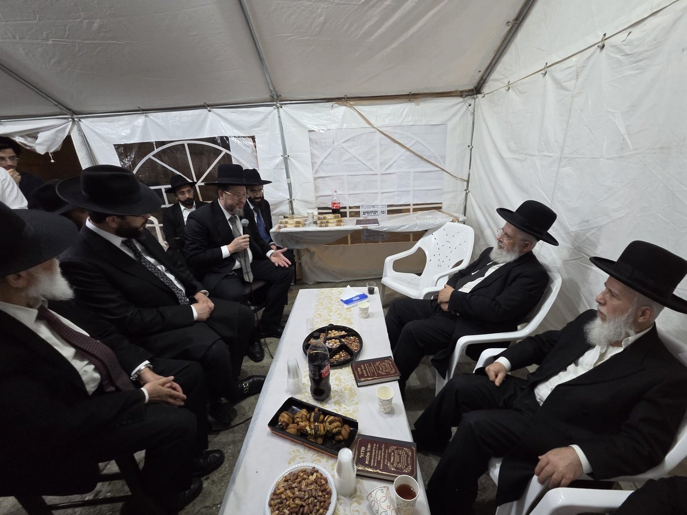 ניחום אבלים אצל הרבנים לבית כהן | צילום: באדיבות המצלם
