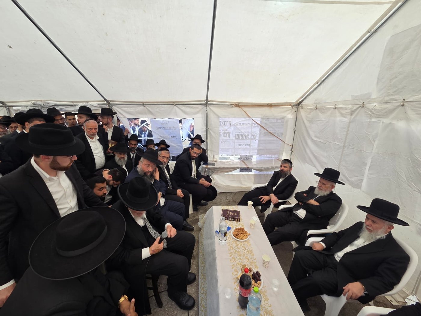 ניחום אבלים אצל הרבנים לבית כהן | צילום: באדיבות המצלם