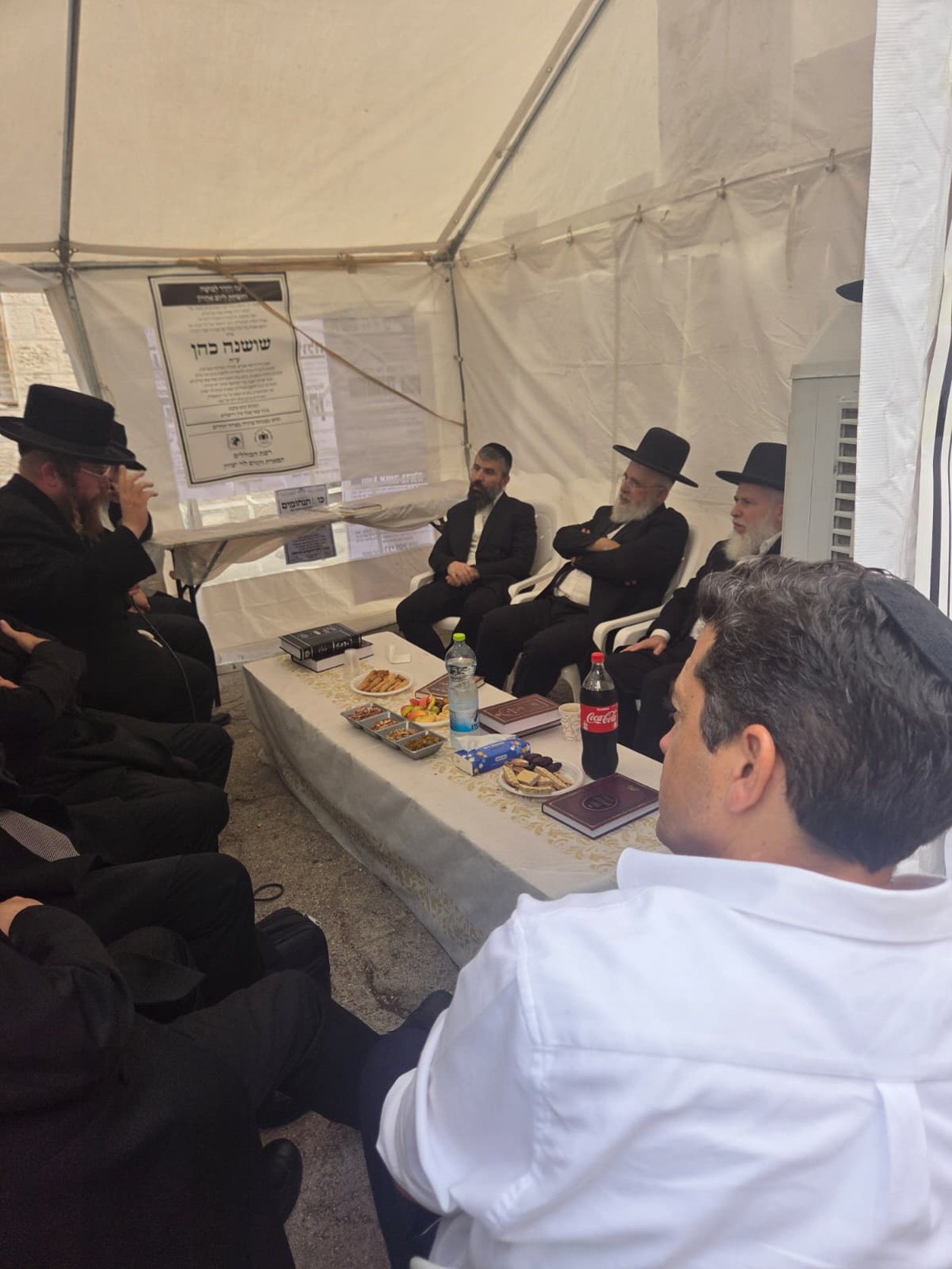 ניחום אבלים אצל הרבנים לבית כהן | צילום: באדיבות המצלם