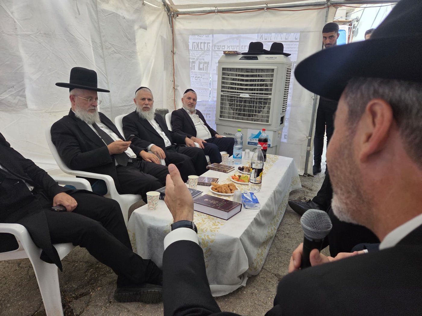 ניחום אבלים אצל הרבנים לבית כהן | צילום: באדיבות המצלם