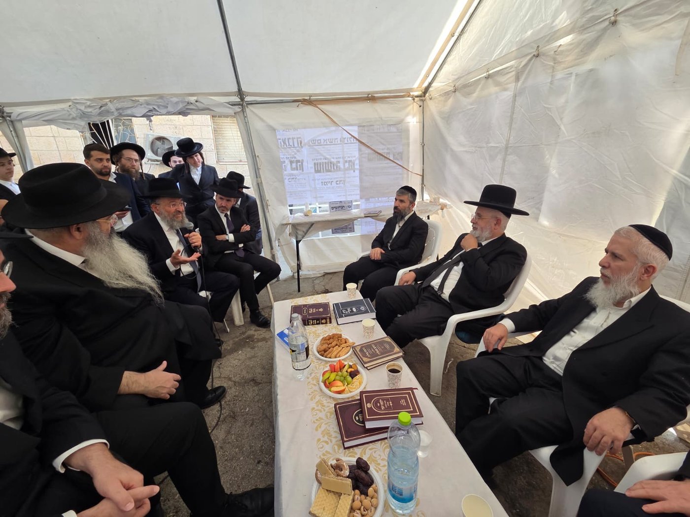 ניחום אבלים אצל הרבנים לבית כהן | צילום: באדיבות המצלם