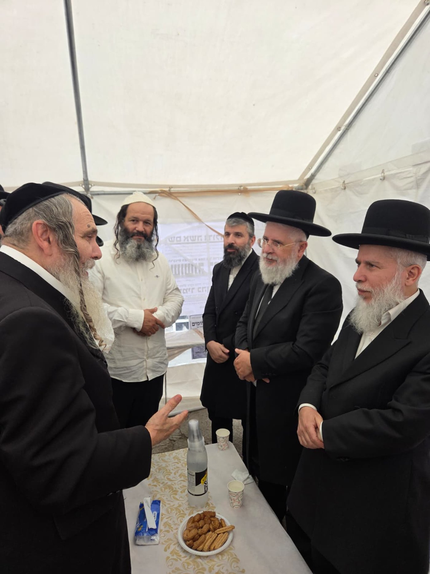 ניחום אבלים אצל הרבנים לבית כהן | צילום: באדיבות המצלם