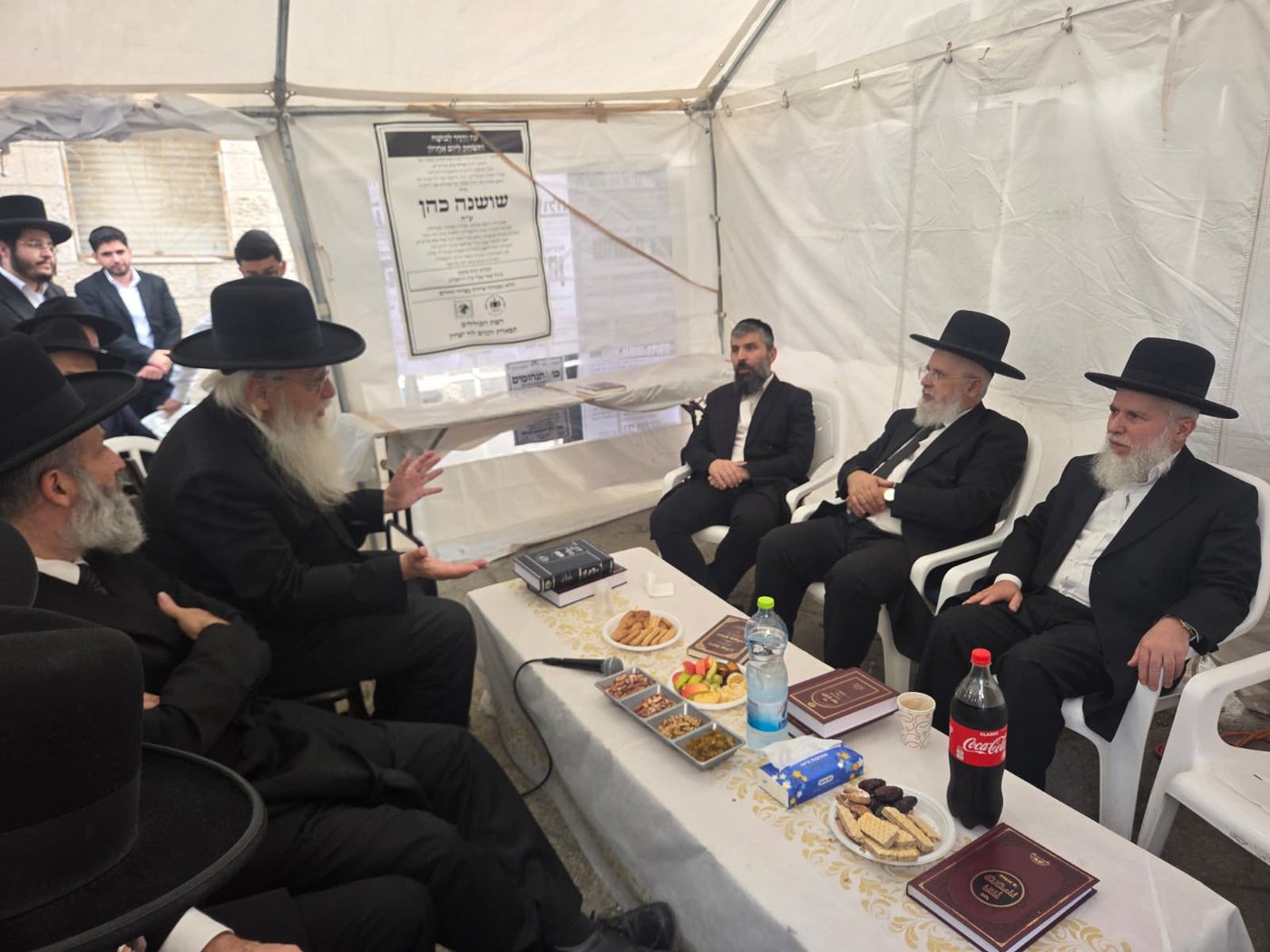 ניחום אבלים אצל הרבנים לבית כהן | צילום: באדיבות המצלם
