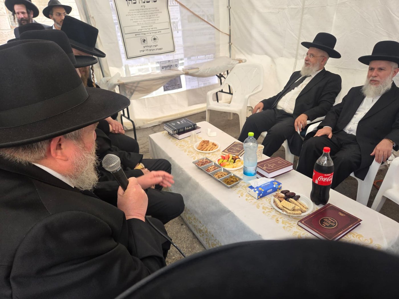 ניחום אבלים אצל הרבנים לבית כהן | צילום: באדיבות המצלם