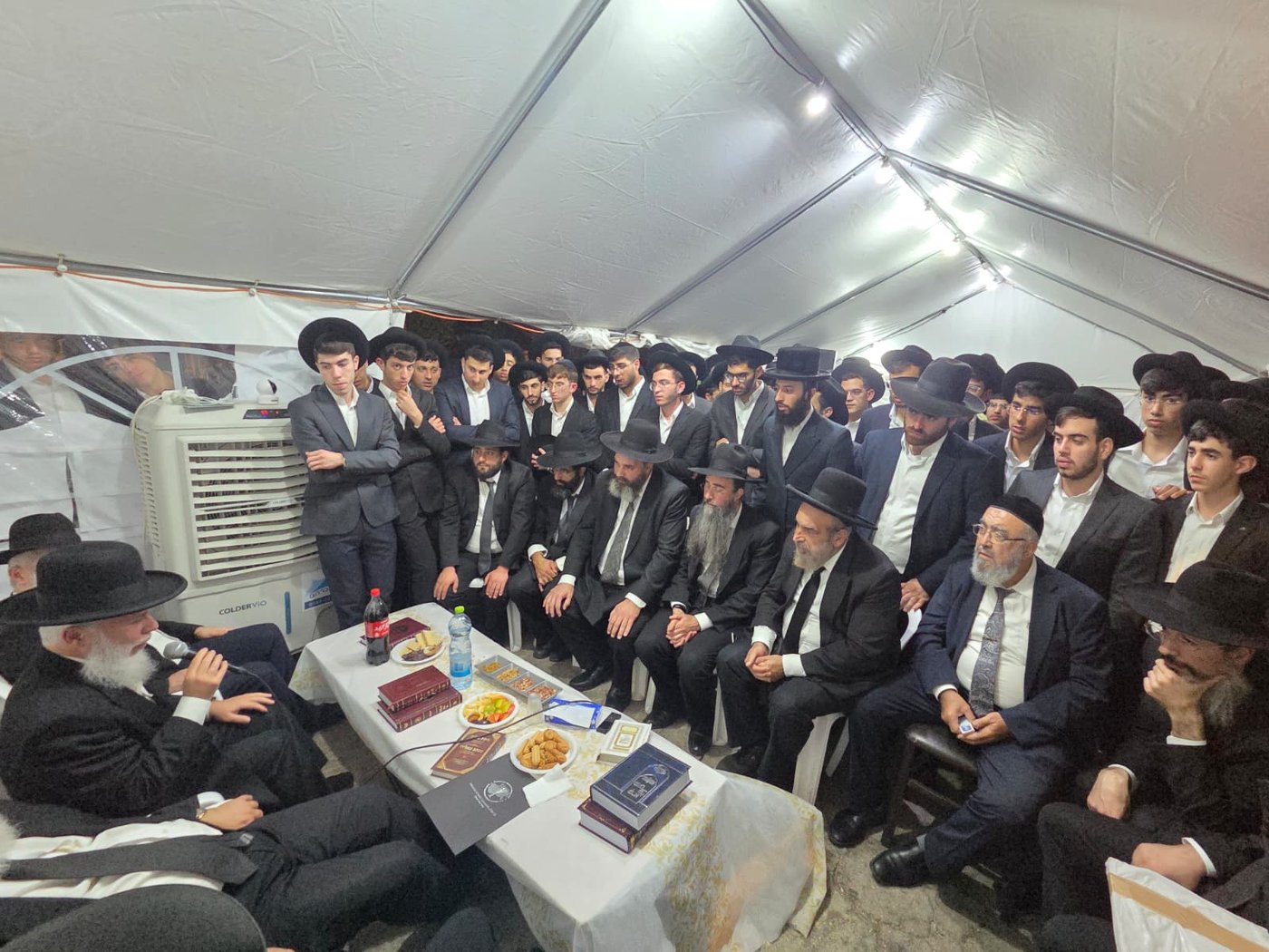 ניחום אבלים אצל הרבנים לבית כהן | צילום: באדיבות המצלם