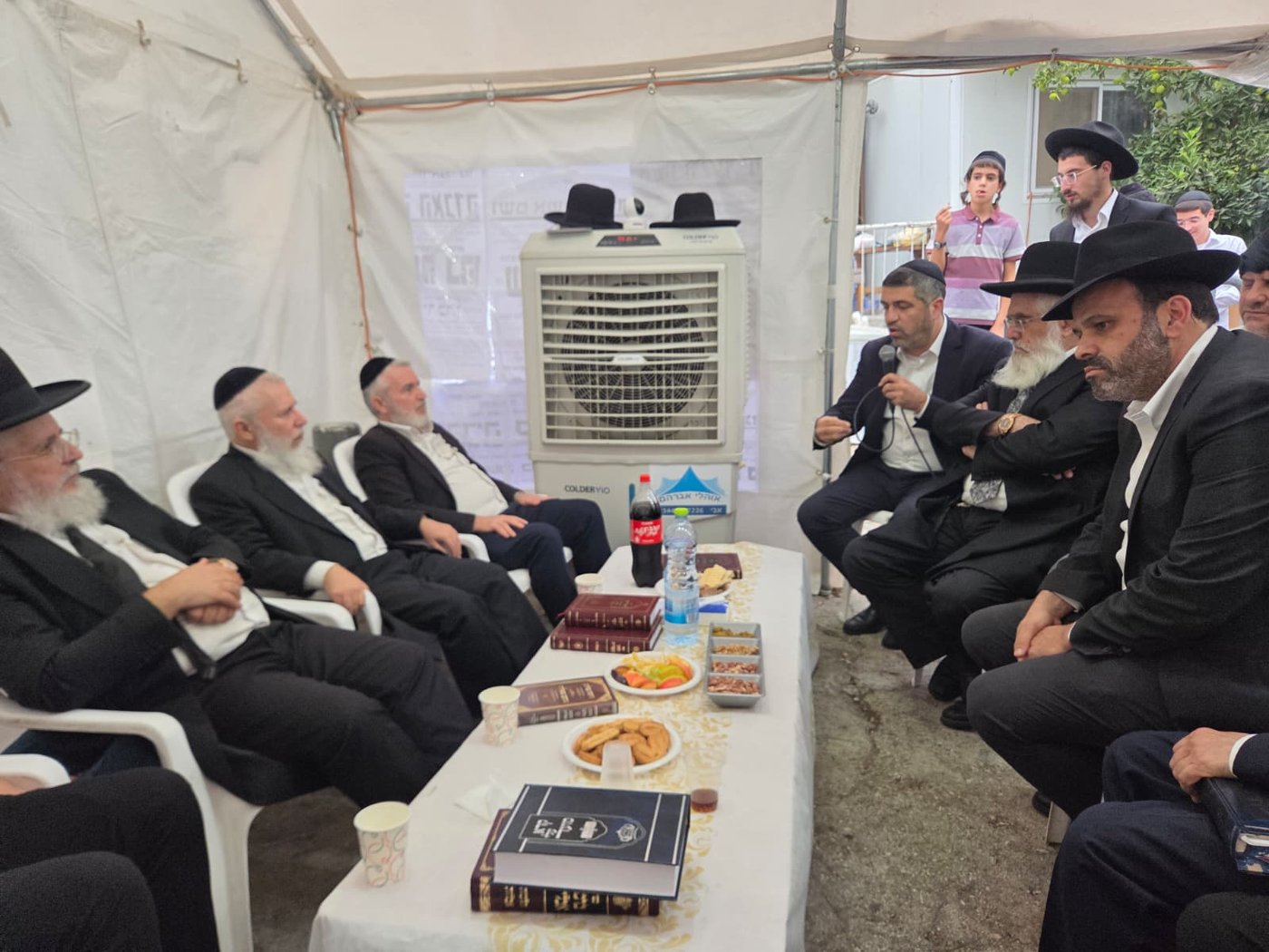 ניחום אבלים אצל הרבנים לבית כהן | צילום: באדיבות המצלם