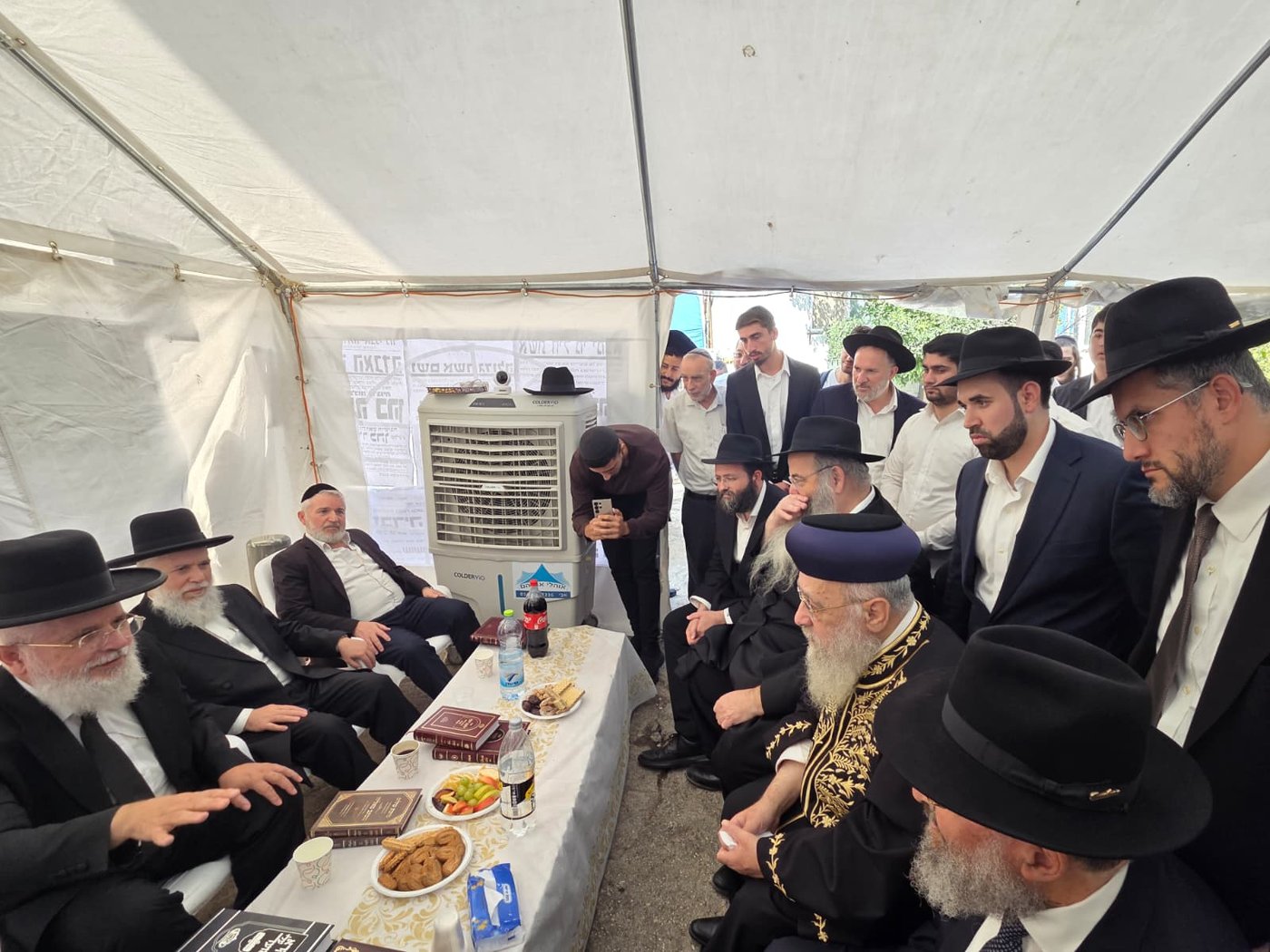 ניחום אבלים אצל הרבנים לבית כהן | צילום: באדיבות המצלם