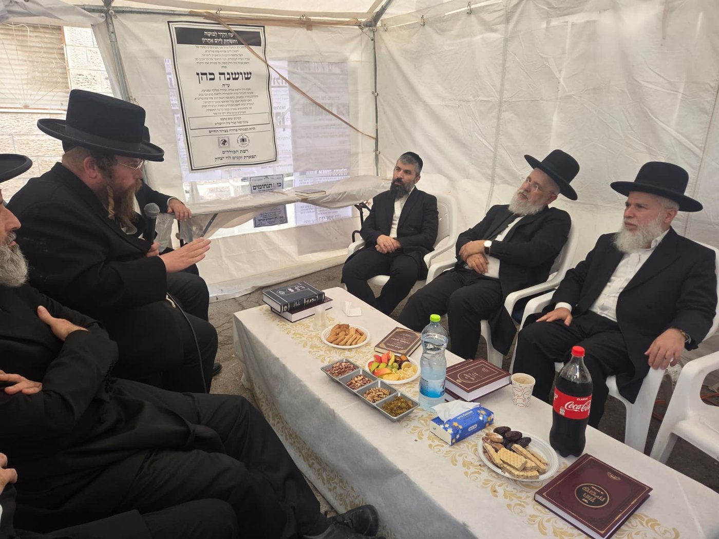 ניחום אבלים אצל הרבנים לבית כהן | צילום: באדיבות המצלם