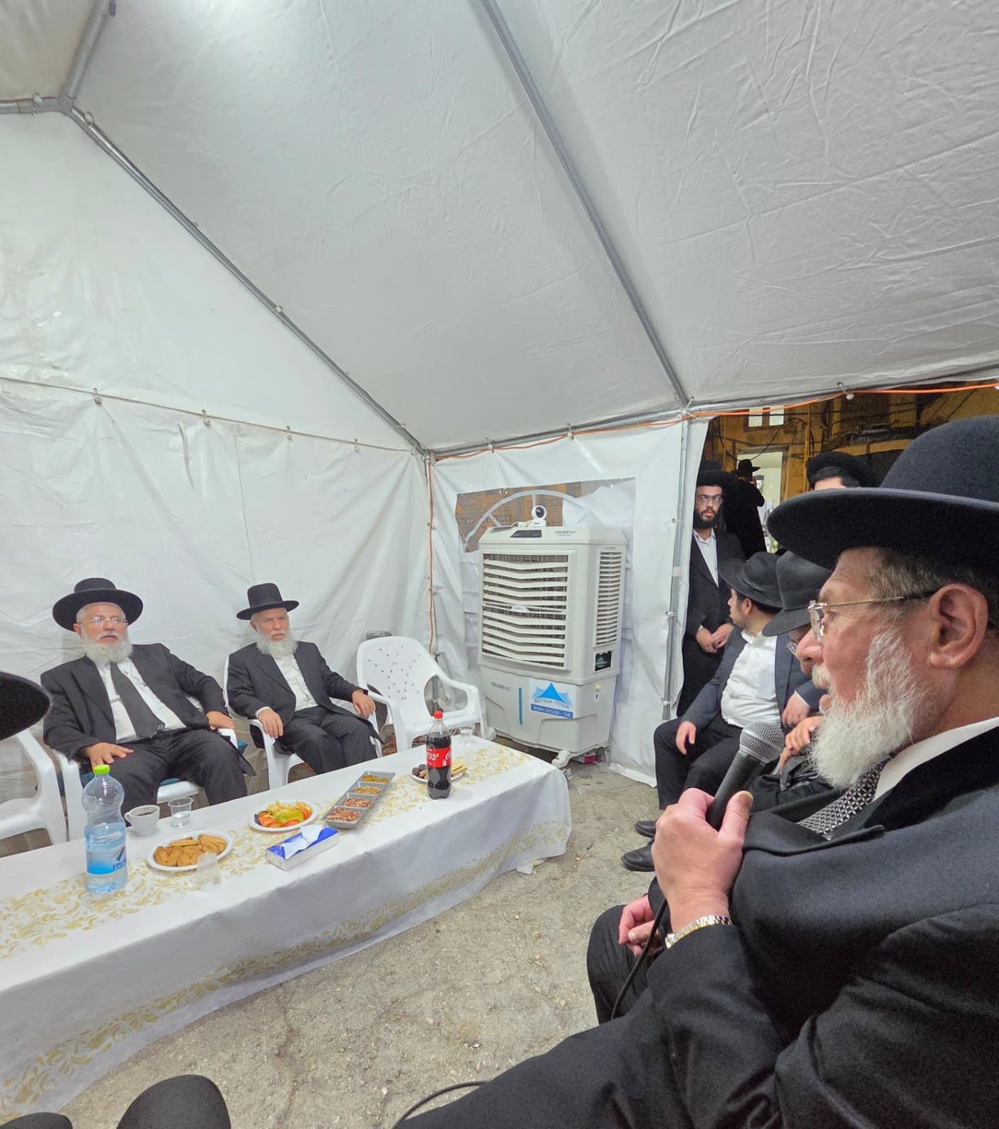ניחום אבלים אצל הרבנים לבית כהן | צילום: באדיבות המצלם