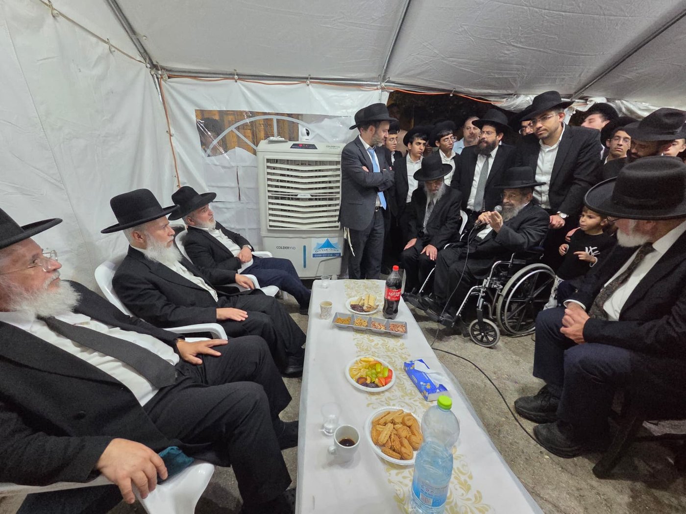 ניחום אבלים אצל הרבנים לבית כהן | צילום: באדיבות המצלם