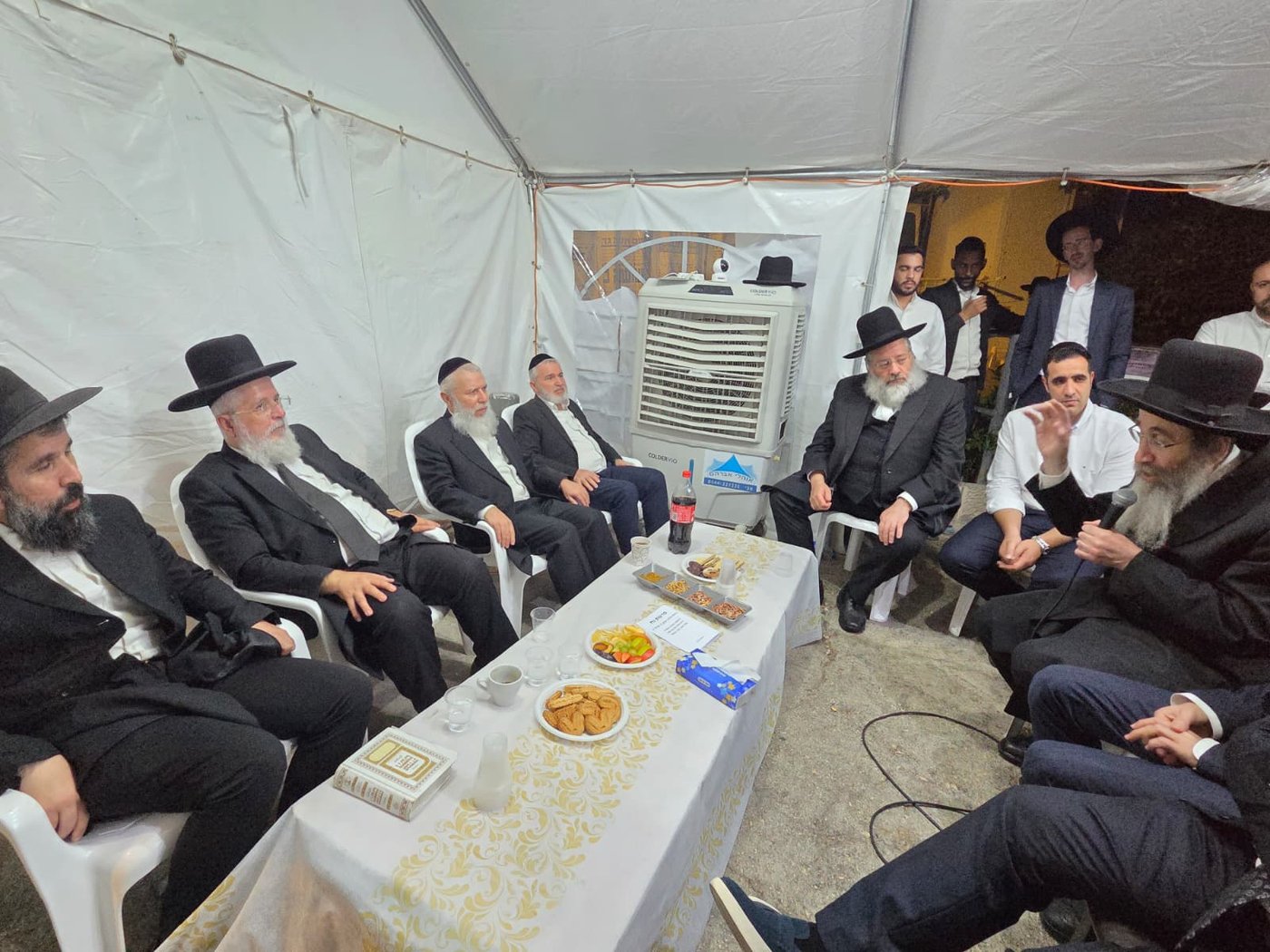 ניחום אבלים אצל הרבנים לבית כהן | צילום: באדיבות המצלם