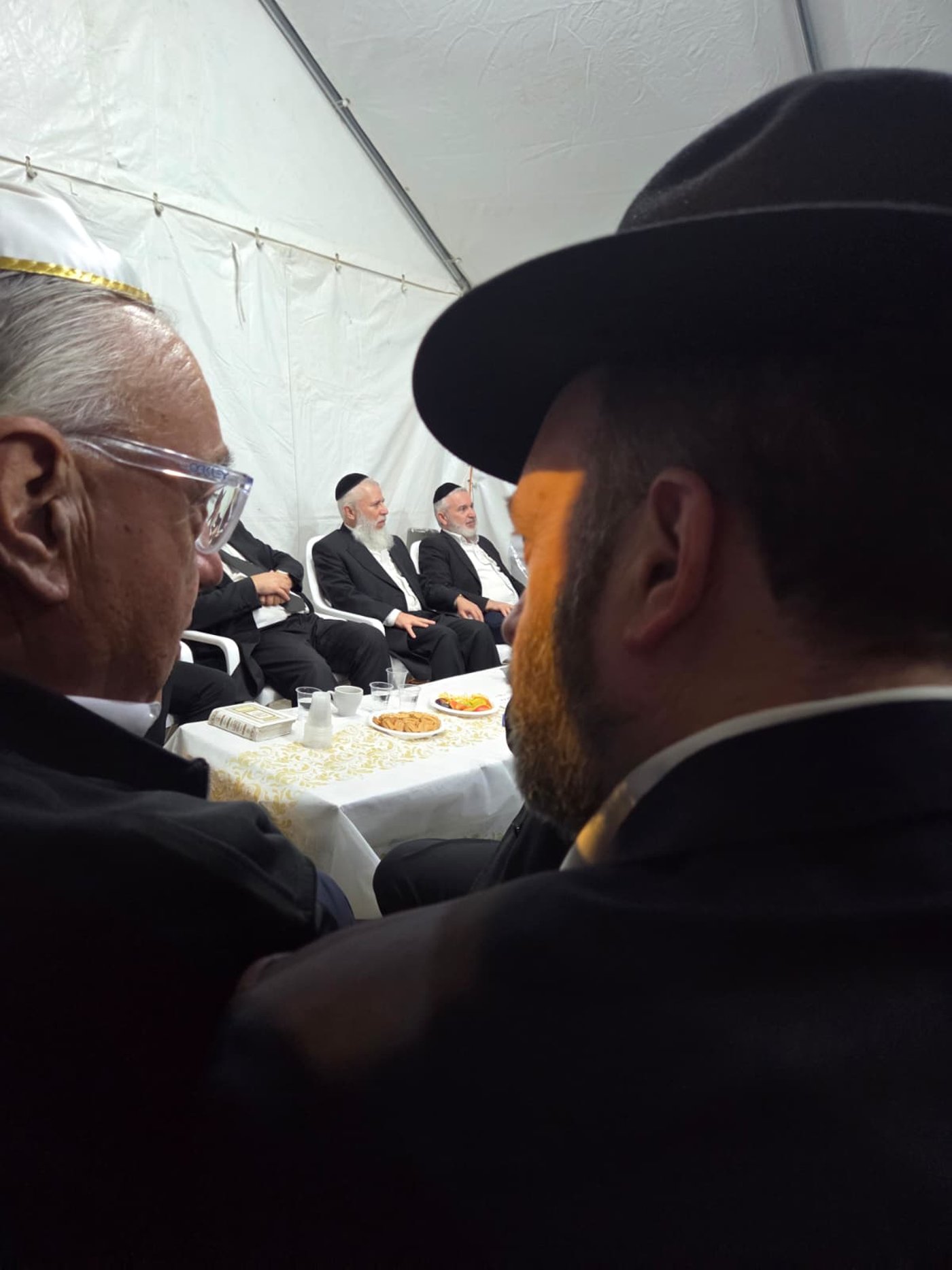 ניחום אבלים אצל הרבנים לבית כהן | צילום: באדיבות המצלם