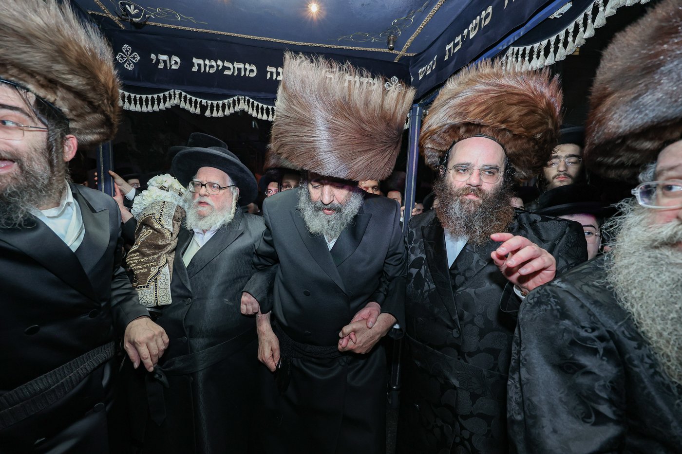 הכנסת ספר התורה | צילום: א. אייזנבאך