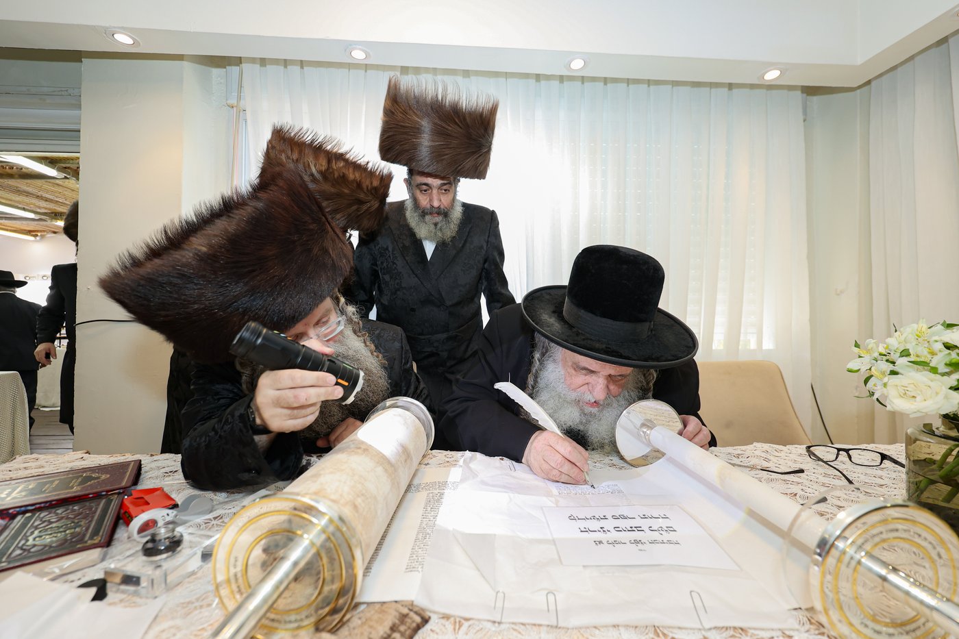 הכנסת ספר התורה | צילום: א. אייזנבאך