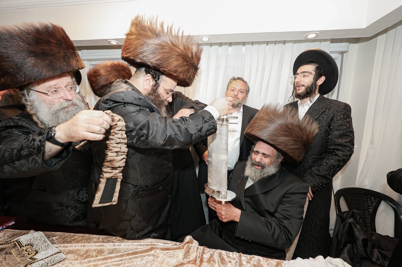 הכנסת ספר התורה | צילום: א. אייזנבאך