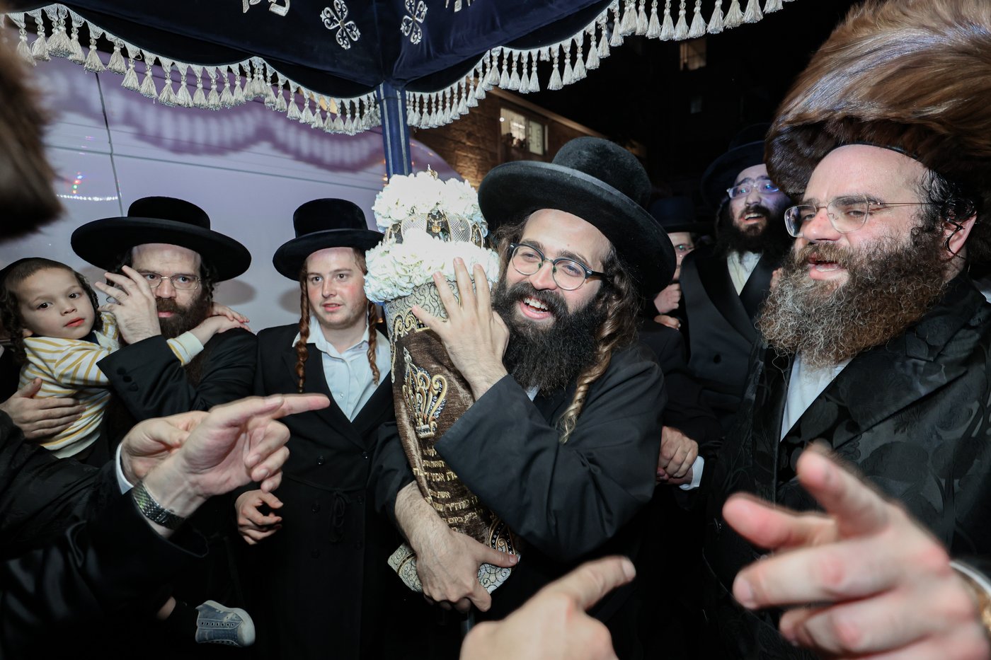 הכנסת ספר התורה | צילום: א. אייזנבאך