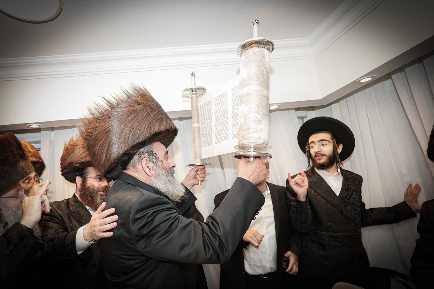 הכנסת ספר התורה | צילום: א. אייזנבאך