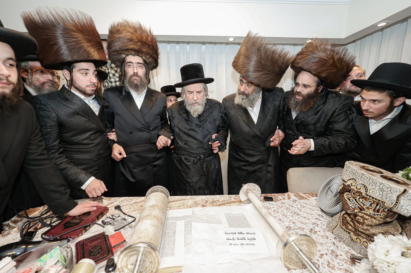 הכנסת ספר התורה | צילום: א. אייזנבאך