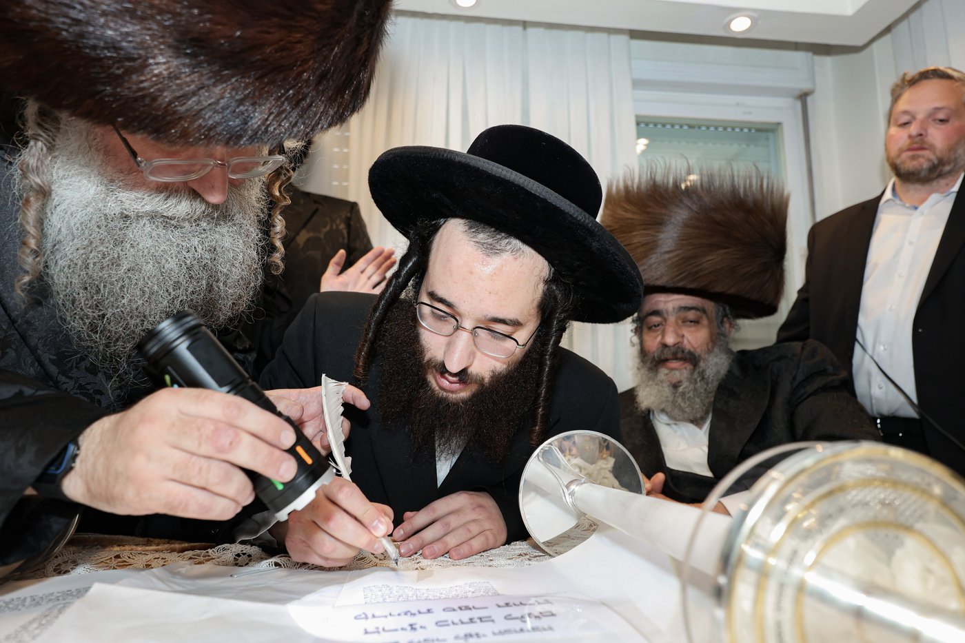 הכנסת ספר התורה | צילום: א. אייזנבאך