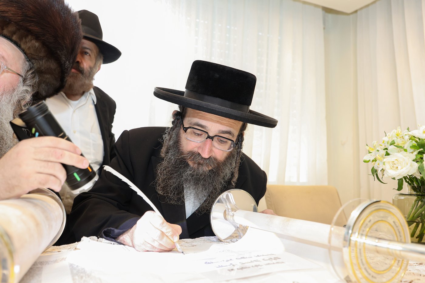 הכנסת ספר התורה | צילום: א. אייזנבאך