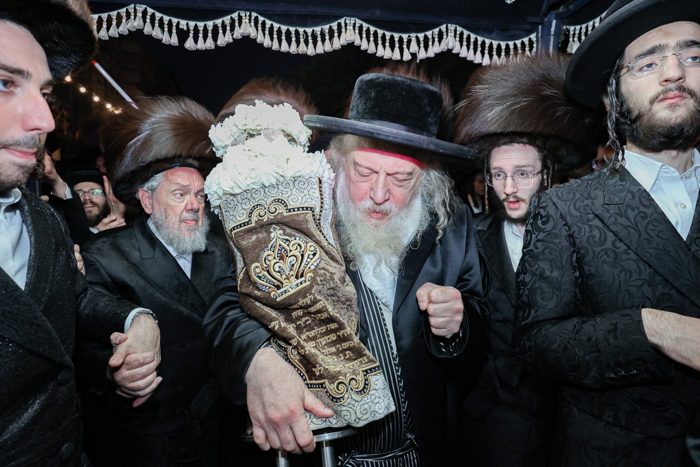 הכנסת ספר התורה | צילום: א. אייזנבאך