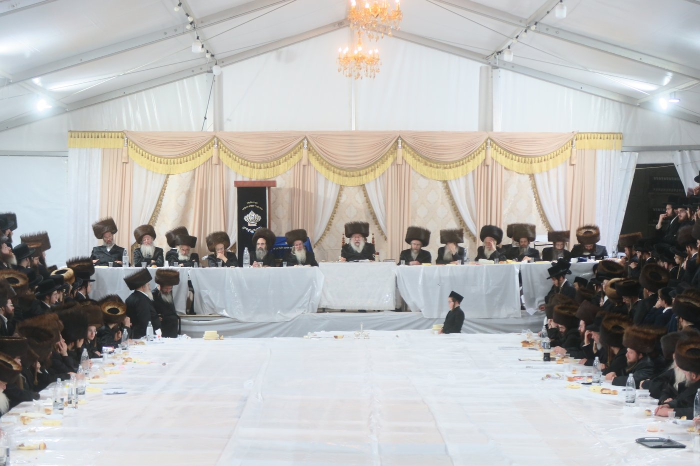 האדמו"ר מנדבורנה שליט"א בשבת ההתאחדות במירון | צילום: מ. אדלר