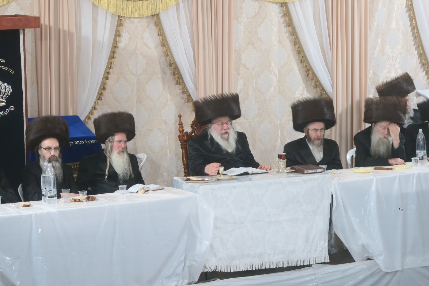 האדמו"ר מנדבורנה שליט"א בשבת ההתאחדות במירון | צילום: מ. אדלר