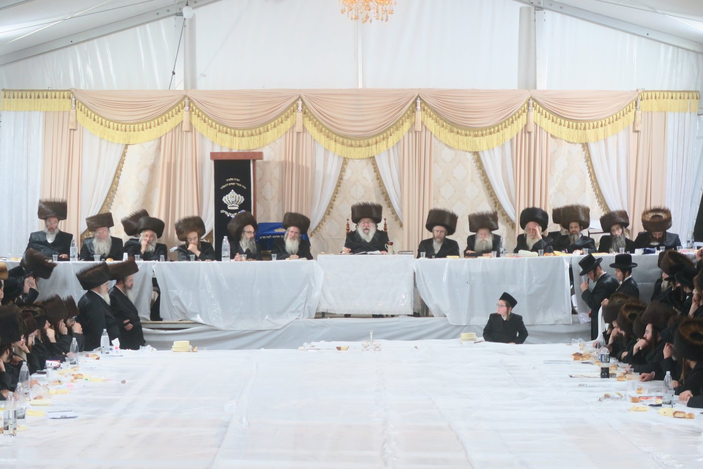 האדמו"ר מנדבורנה שליט"א בשבת ההתאחדות במירון | צילום: מ. אדלר