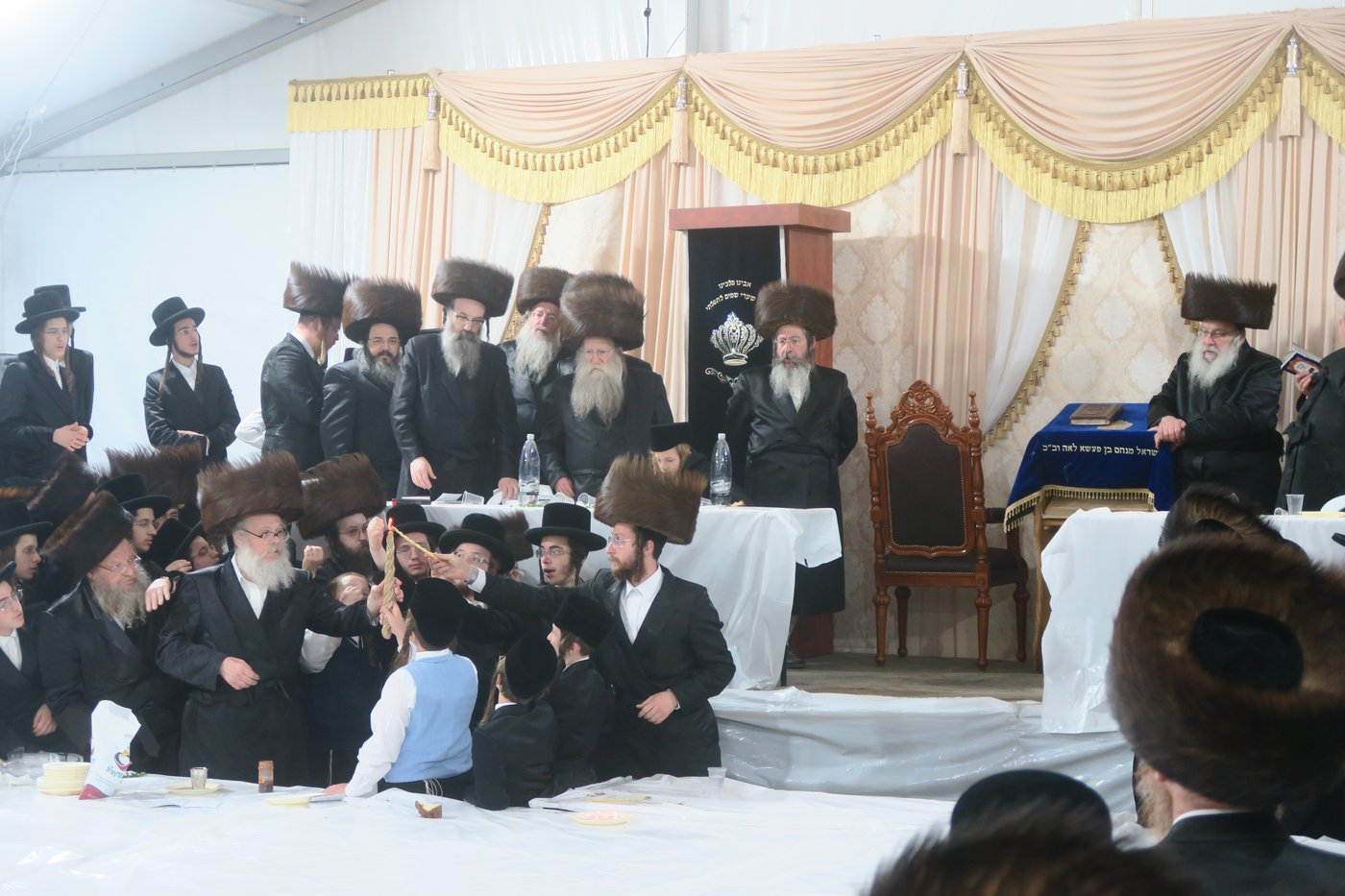 האדמו"ר מנדבורנה שליט"א בשבת ההתאחדות במירון | צילום: מ. אדלר