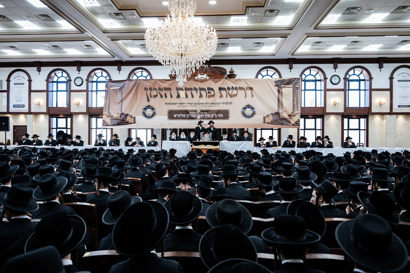 האדמו"ר מסאטמר שליט"א בשיחת פתיחת הזמן | צילום: י. שטיין
