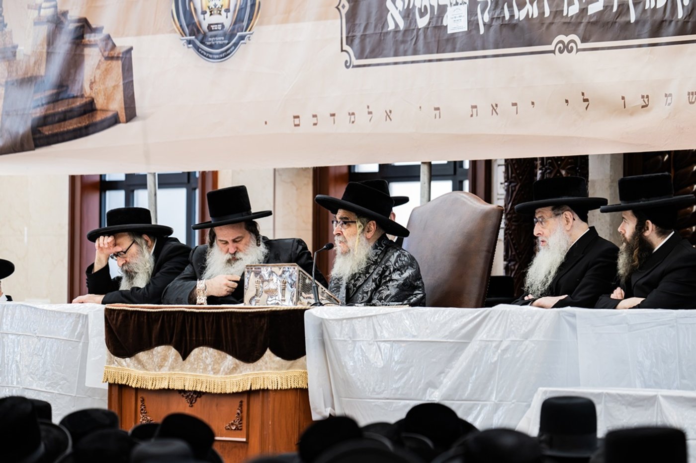 האדמו"ר מסאטמר שליט"א בשיחת פתיחת הזמן | צילום: י. שטיין