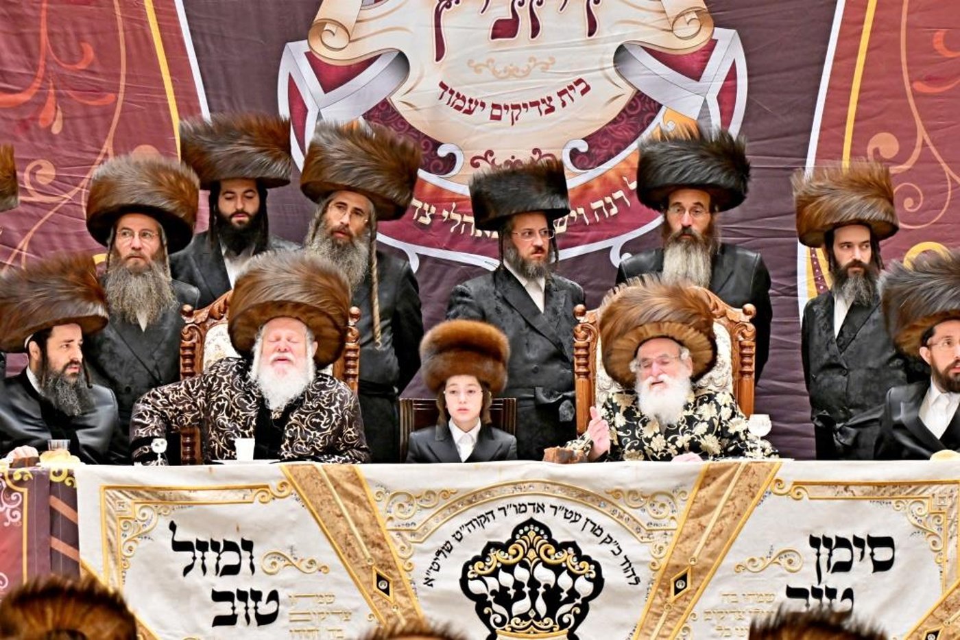 שמחת בר המצווה בחצר ויז'ניץ | צילום: יהושע פרוכטר