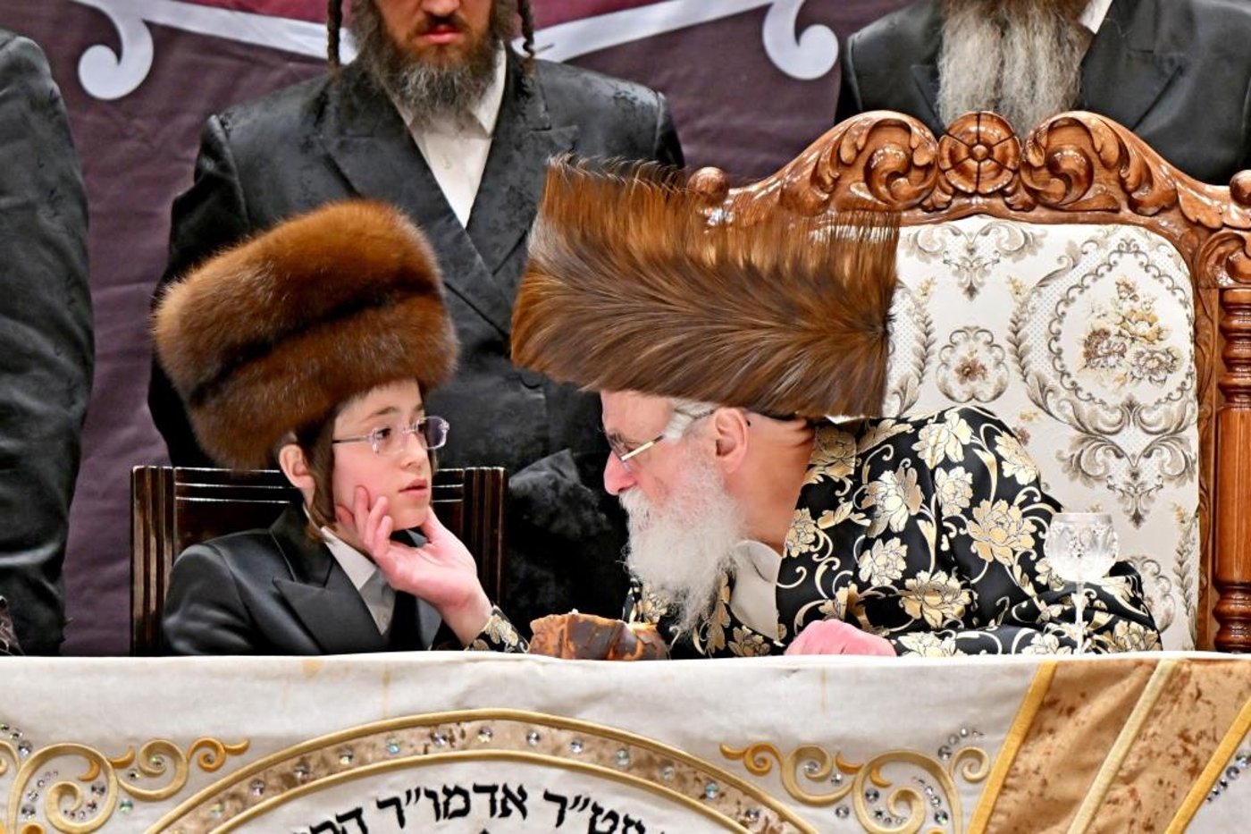 שמחת בר המצווה בחצר ויז'ניץ | צילום: יהושע פרוכטר