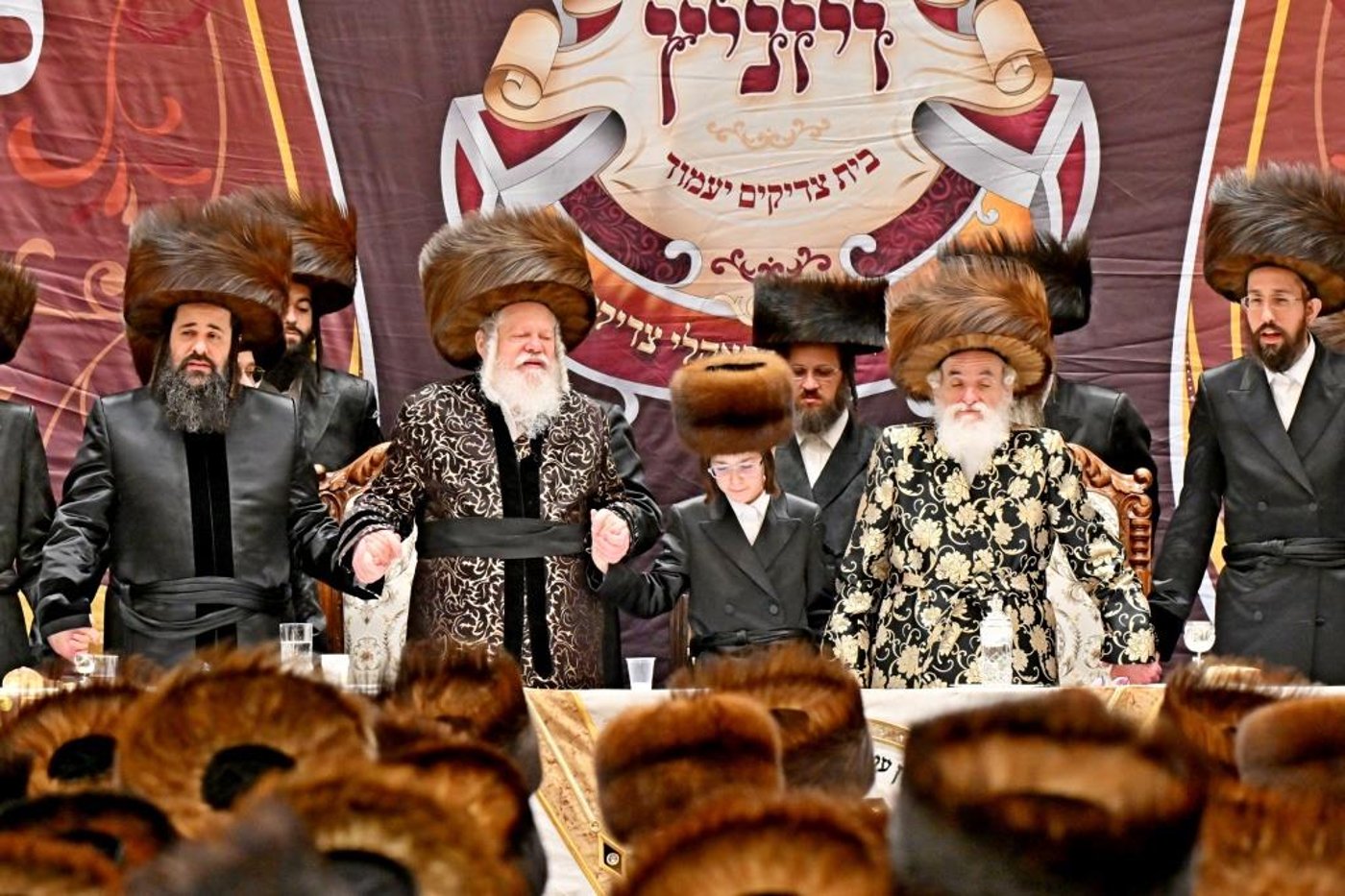 שמחת בר המצווה בחצר ויז'ניץ | צילום: יהושע פרוכטר