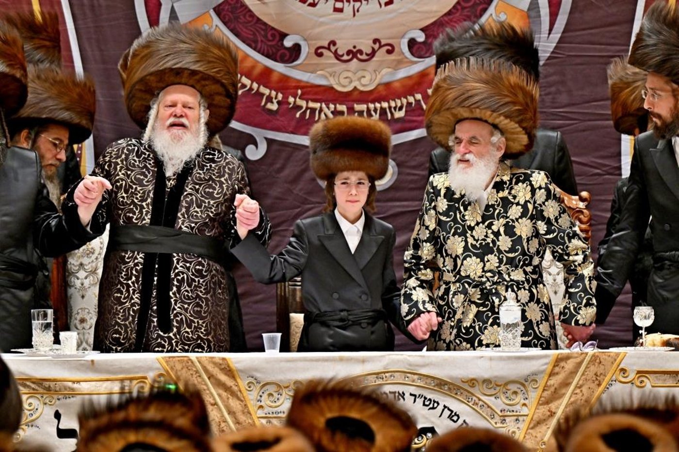 שמחת בר המצווה בחצר ויז'ניץ | צילום: יהושע פרוכטר