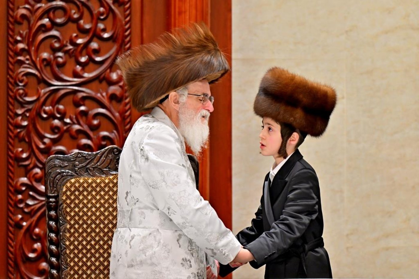 שמחת בר המצווה בחצר ויז'ניץ | צילום: יהושע פרוכטר