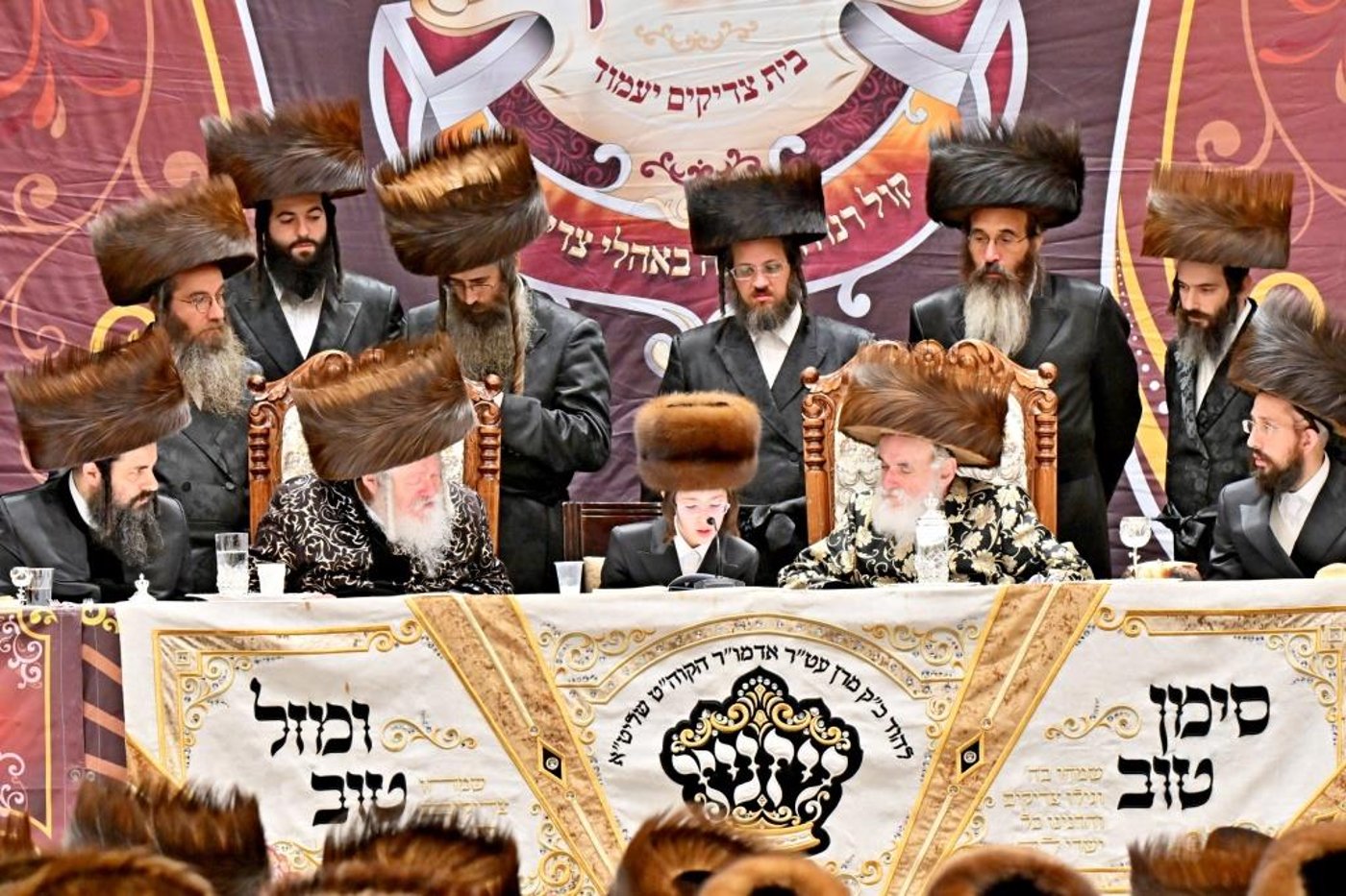 שמחת בר המצווה בחצר ויז'ניץ | צילום: יהושע פרוכטר