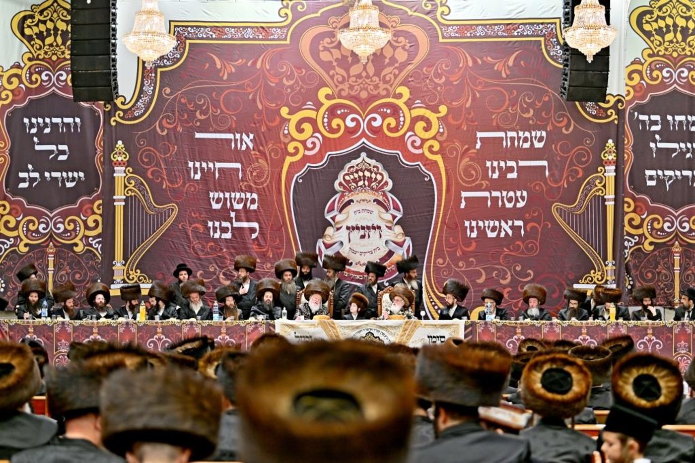שמחת בר המצווה בחצר ויז'ניץ | צילום: יהושע פרוכטר